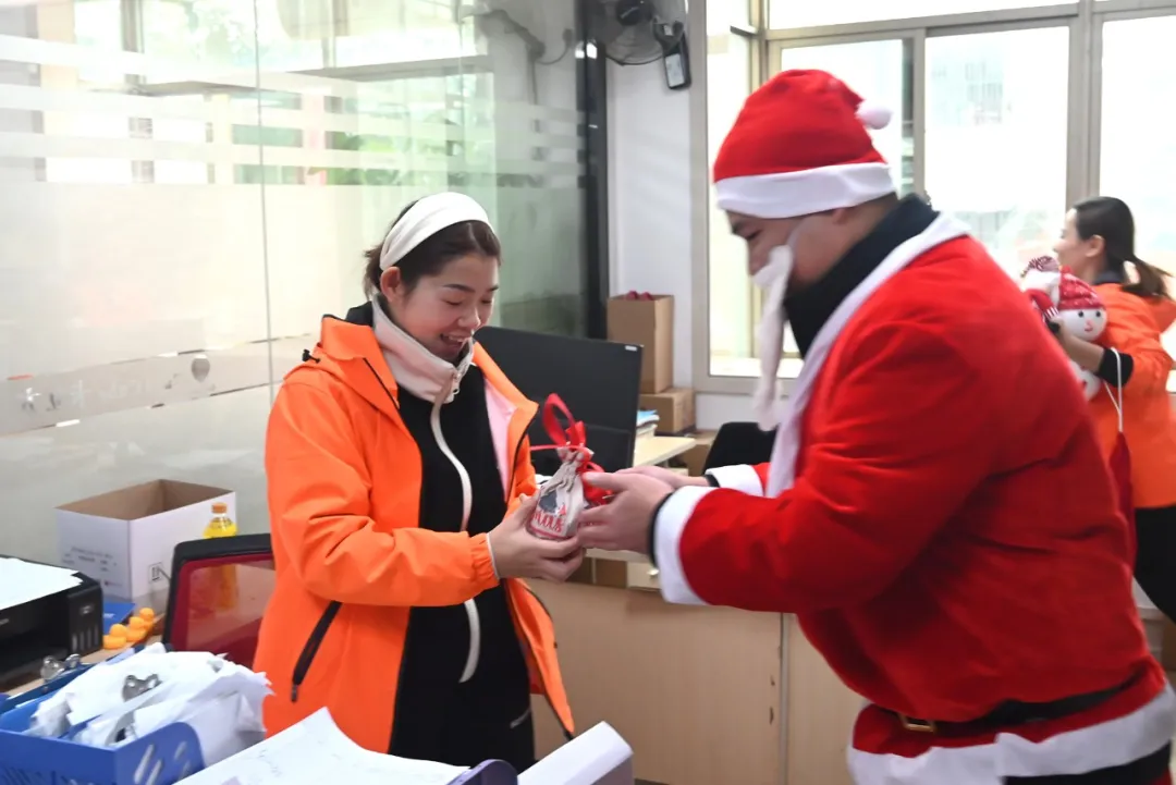 a33005ec-256c-48c8-9a8d-2a45585eef88