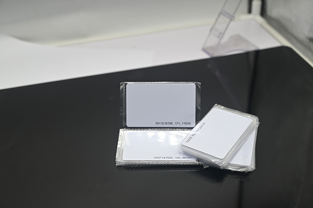 IC卡，，，，，ID卡，，，，，M1卡，，，，，射频卡的区别是什么？？？？？？