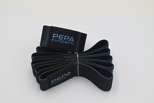 与条形码扫描类似，，，，，，RFID腕带电子标签有一套完整的使用系统