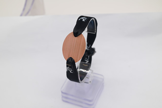 智能卡主体上还设有指纹传感器，，，牢靠在手持部位