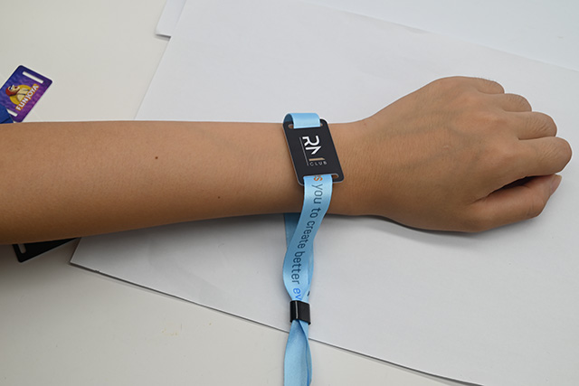 制作人像识别卡的基卡可以是一样平常PVC卡，，，，，也可以是磁卡